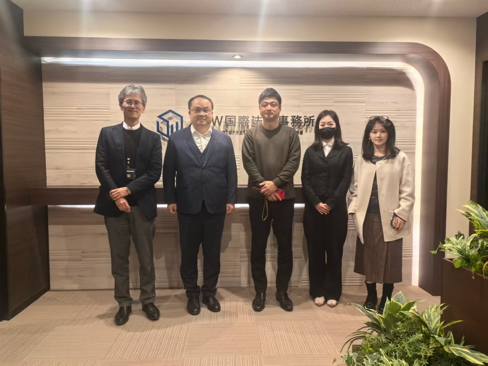 车卫东律师及团队成员访问日本律师事务所并挂牌.jpg